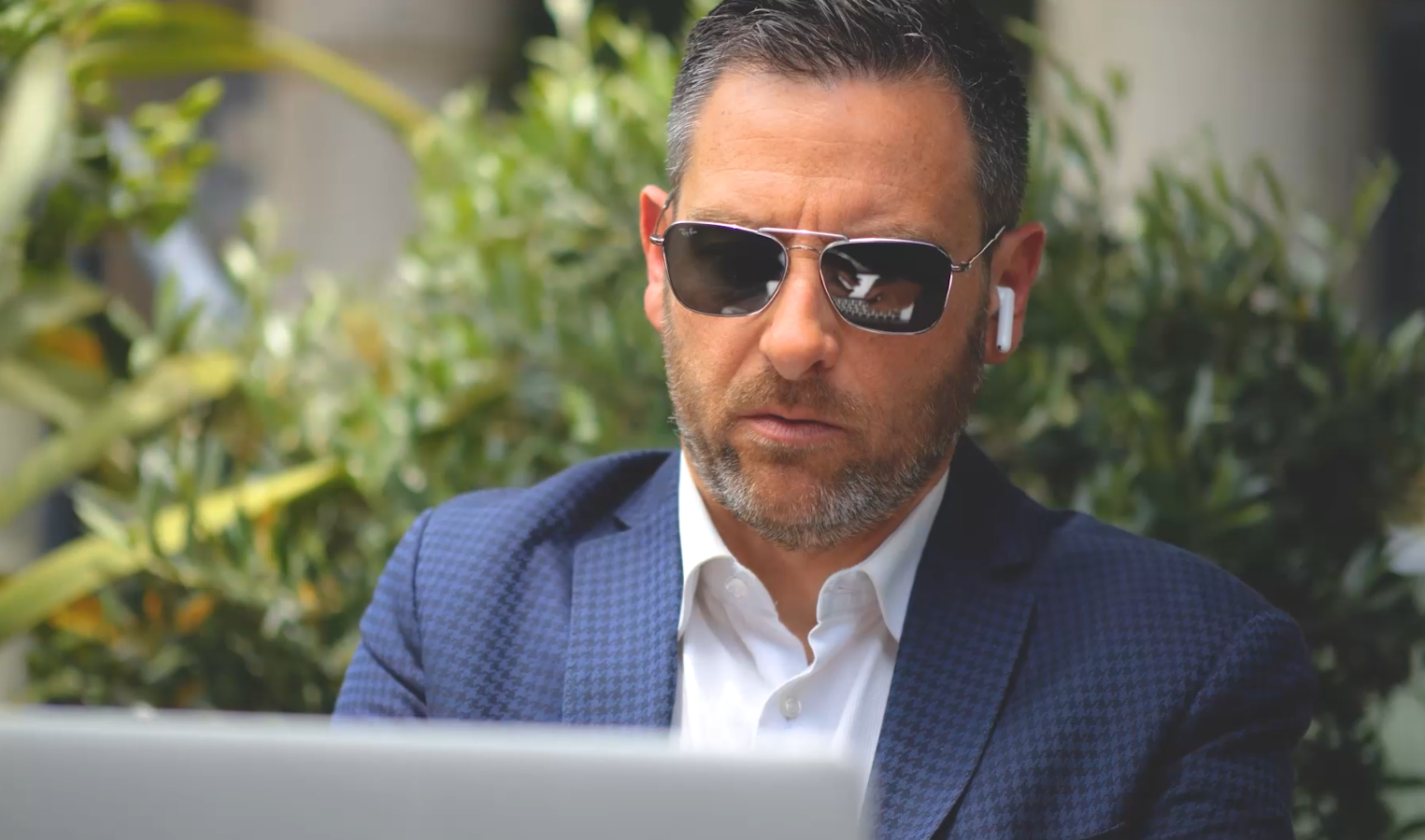 Manager lavora col suo laptop.
